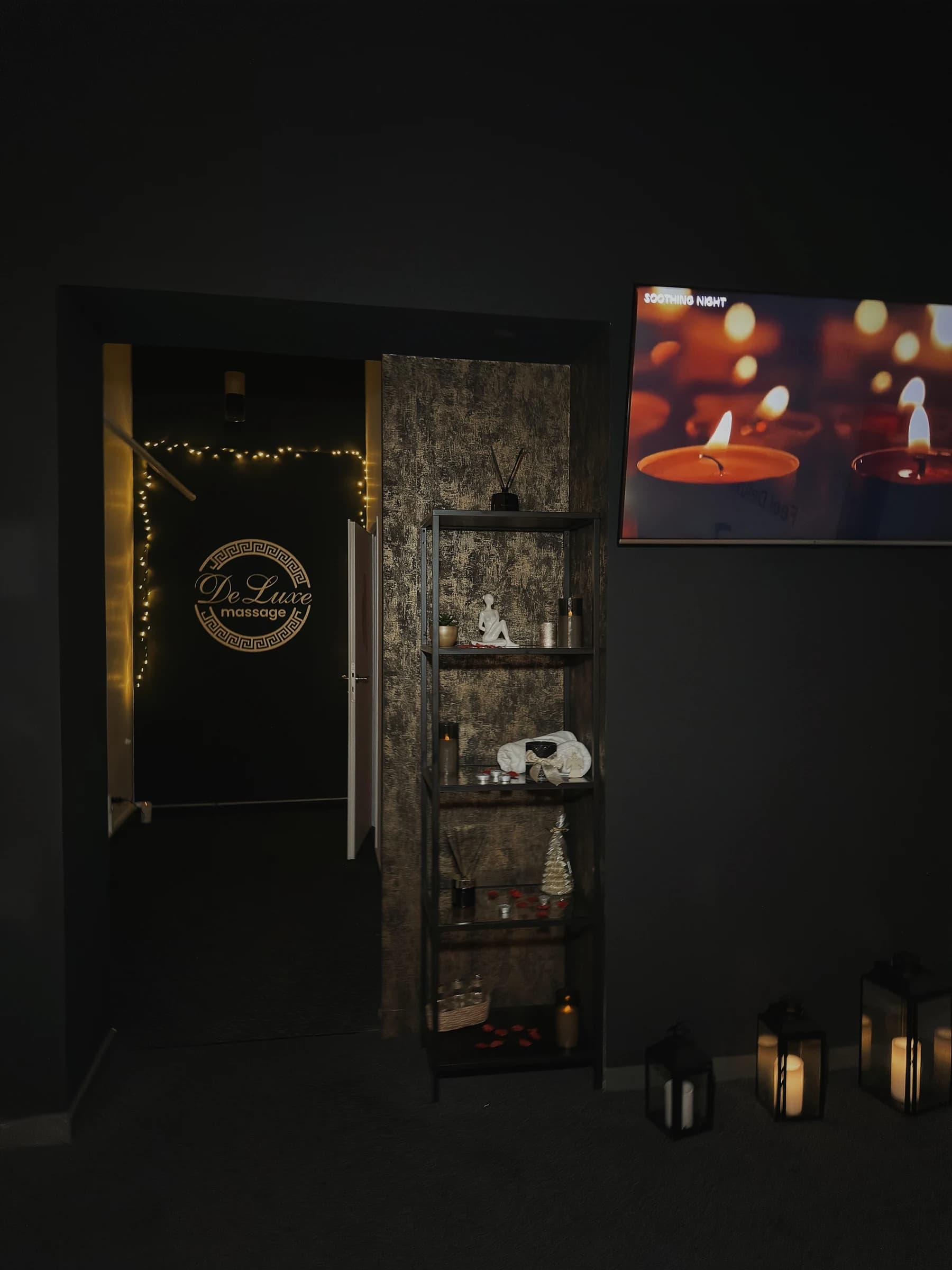 Zvětšit fotografii: Chodba salonu s logem DeLuxe massage na dve��ch, sv�teln�m �et�zem a lucernami