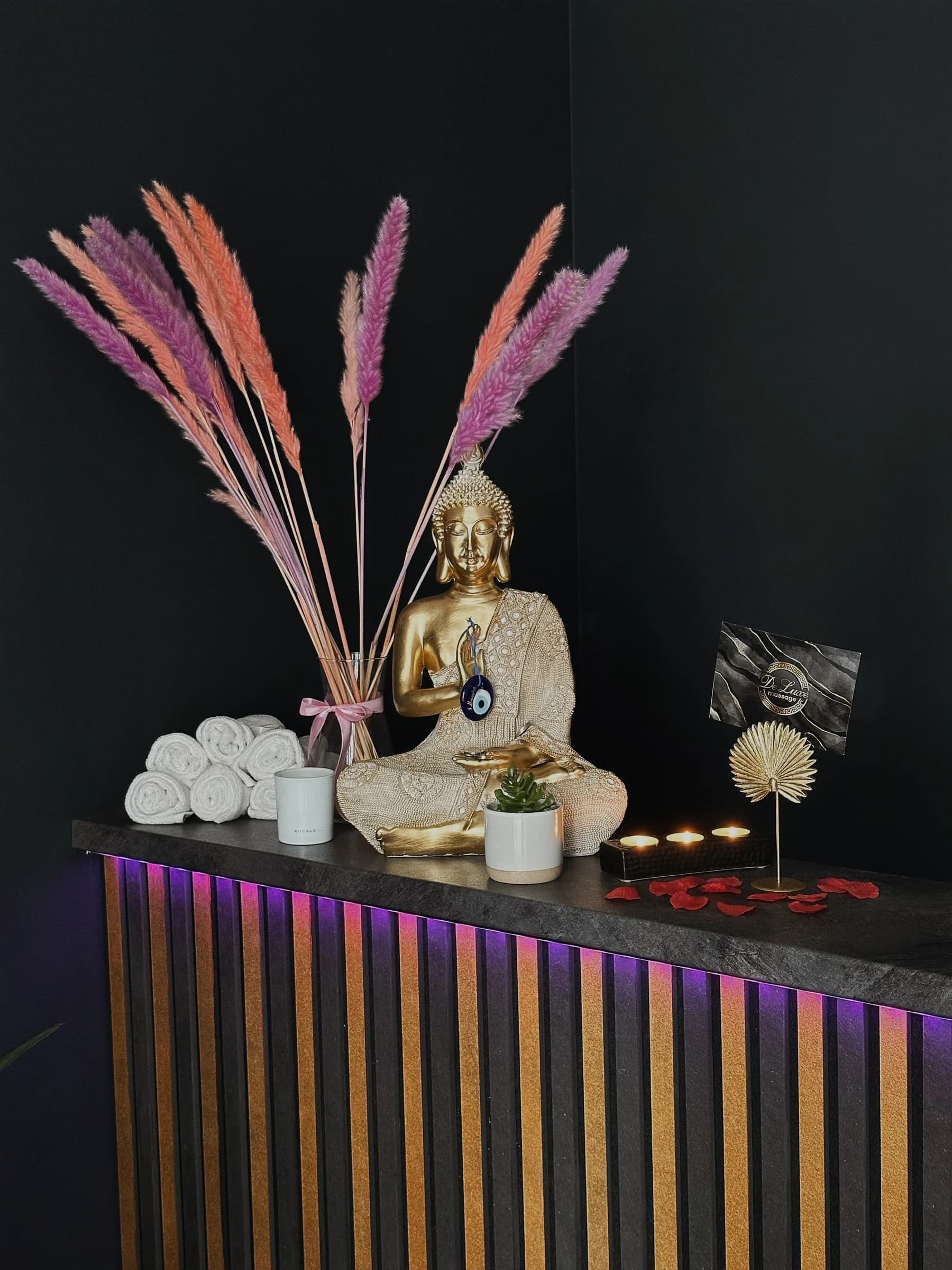 Zvětšit fotografii: Detail recepce: zlat� Buddha, pampov� tr�va, srolovan� ru�n�ky a sv��ky
