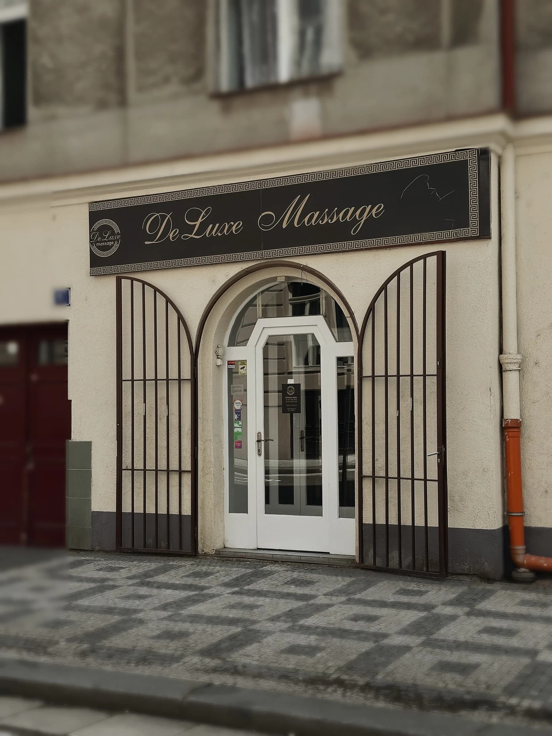 Uliční průčelí salonu Massage DeLuxe v ulici Na Bělidle na pražském Smíchově