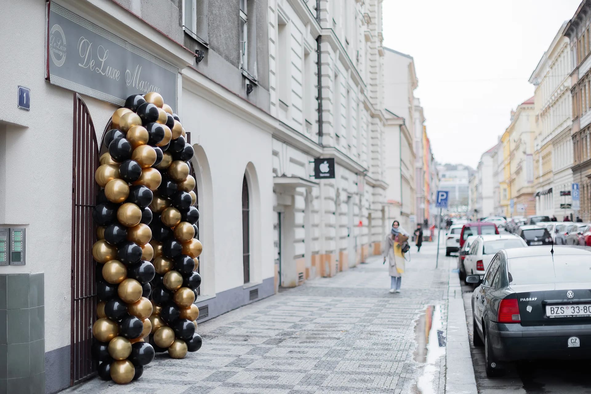 Vchod do salonu Massage DeLuxe v ulici Na Bělidle na pražském Smíchově