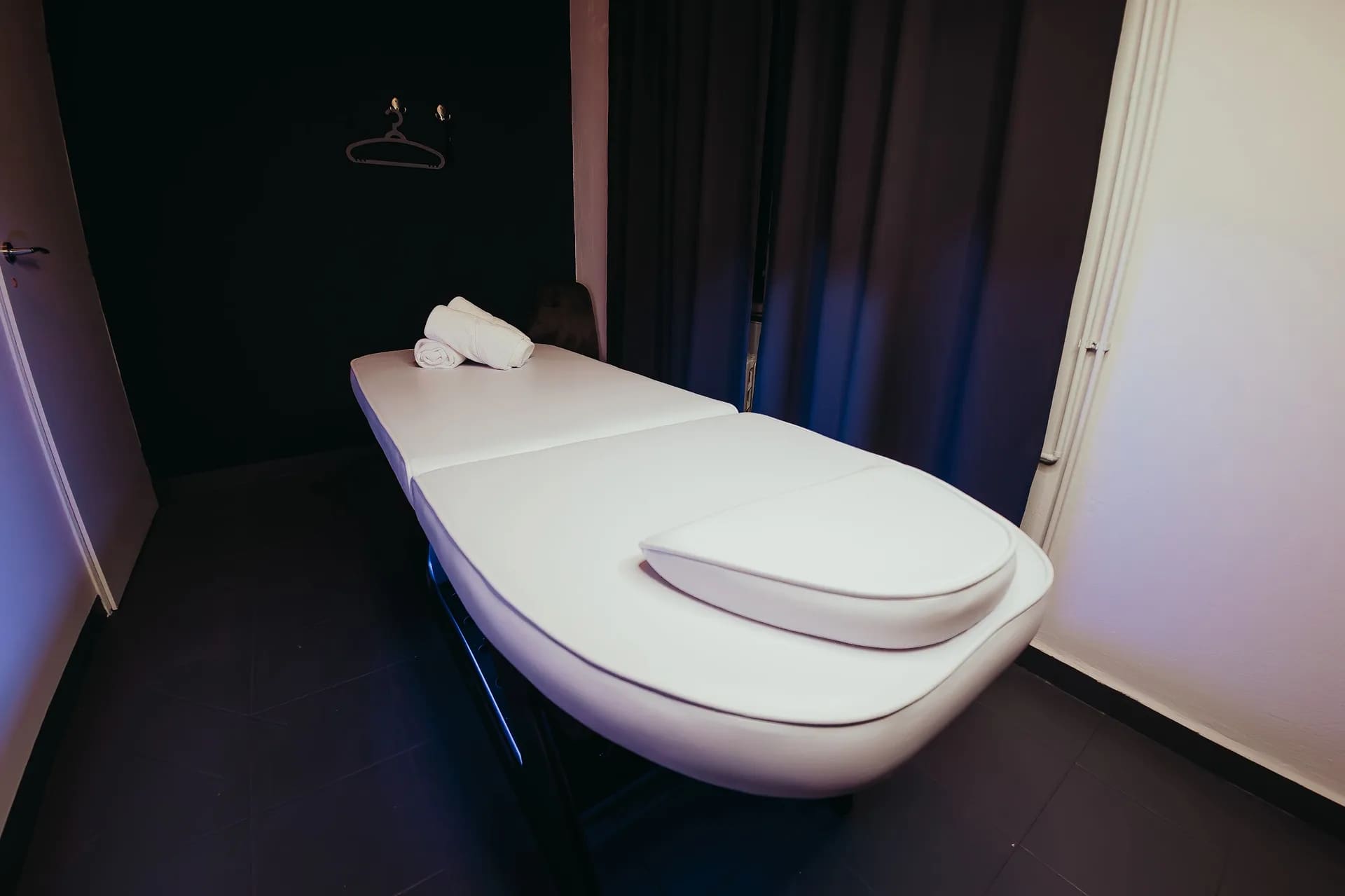 Masážní místnost salonu Massage DeLuxe s připraveným lehátkem