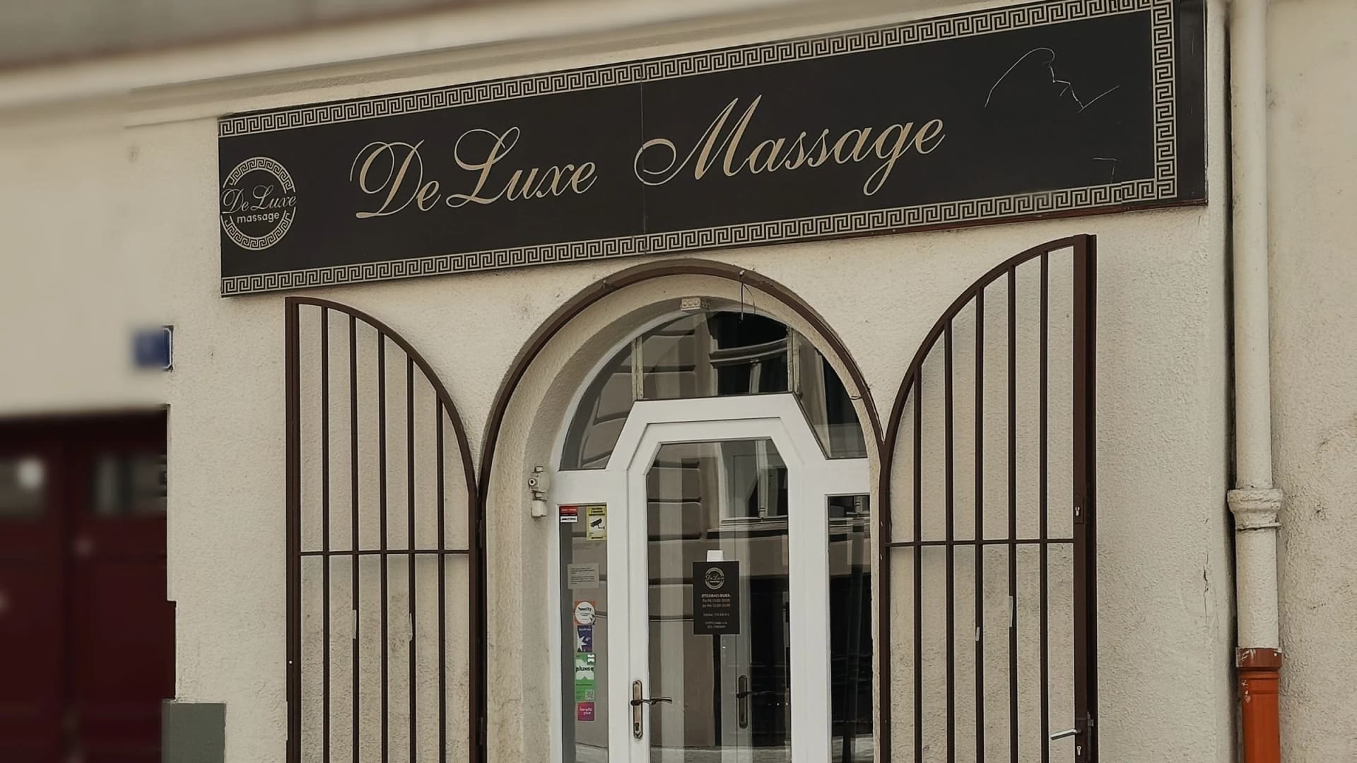 Vchod do salonu Massage DeLuxe v ulici Na Bělidle na pražském Smíchově